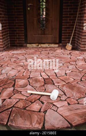 Collage de carreaux de granit aux sous-sols en béton à l'extérieur de la maison - véranda et parement de patio Banque D'Images