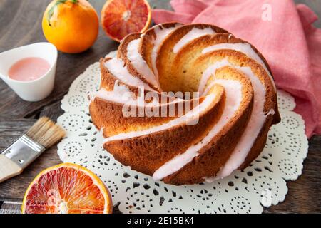 Délicieux gâteau Bundt avec glaçage rose Banque D'Images