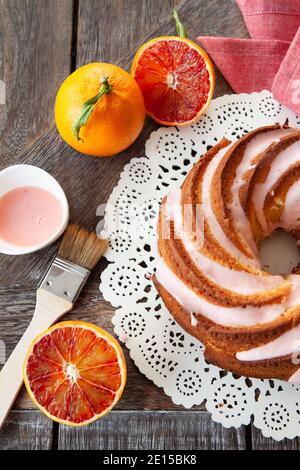 Délicieux gâteau Bundt avec glaçage rose Banque D'Images