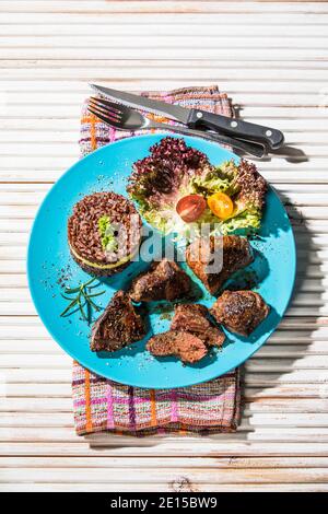 Steak de kangourou avec riz rouge et mangue Banque D'Images