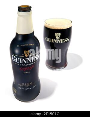 Bouteille de bière Guinness et verre photographiés sur fond blanc Banque D'Images