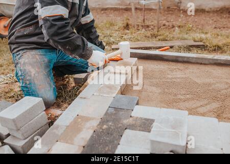 Collage de carreaux de granit aux sous-sols en béton à l'extérieur de la maison - véranda et parement de patio Banque D'Images