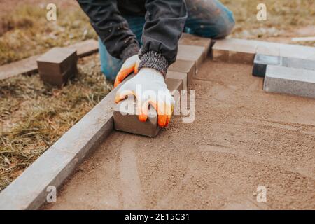 Collage de carreaux de granit aux sous-sols en béton à l'extérieur de la maison - véranda et parement de patio Banque D'Images