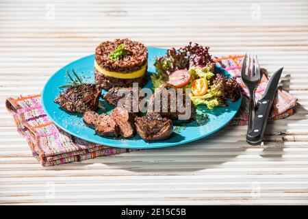 Steak de kangourou avec riz rouge et mangue Banque D'Images