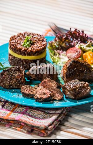 Steak de kangourou avec riz rouge et mangue Banque D'Images