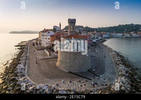 Piran sur la côte adriatique slovène au soleil du matin Banque D'Images