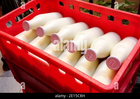 Bouteilles de lait en verre en caisse Banque D'Images