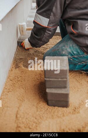 Collage de carreaux de granit aux sous-sols en béton à l'extérieur de la maison - véranda et parement de patio Banque D'Images