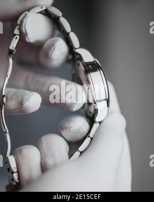 Minsk, Bélarus – 22 octobre 2020 : un vendeur de gants blancs présente une montre suisse chère Longines - un chronomètre de poignet masculin pour les vacances Banque D'Images