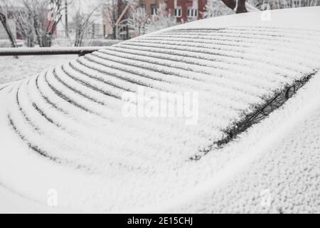 La lunette arrière de la voiture est chauffée par le gel hiver - la neige fond sur la fenêtre de la chauffage électrique Banque D'Images