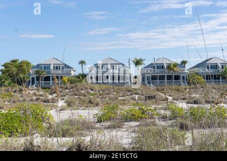 Des rangées de maisons de vacances en Floride sur la plage île de Gasparilla parc régional Banque D'Images