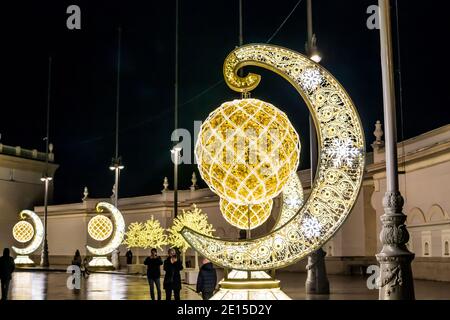 Moscou, Russie - 29 novembre 2020 : décorations de Noël dans le parc VDNKH, photo du soir Banque D'Images