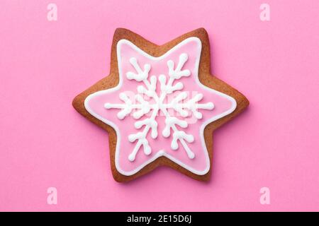 Magnifique biscuit de noël en forme d'étoile de pain d'épice avec flocon de neige sur fond rose Banque D'Images