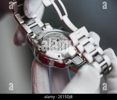 Minsk, Bélarus – 22 octobre 2020 : un vendeur de gants blancs présente une montre suisse chère Longines - un chronomètre de poignet masculin pour les vacances Banque D'Images