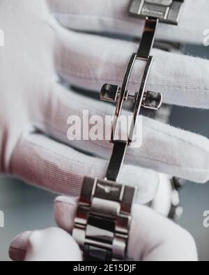 Minsk, Bélarus – 22 octobre 2020 : un vendeur de gants blancs présente une montre suisse chère Longines - un chronomètre de poignet masculin pour les vacances Banque D'Images