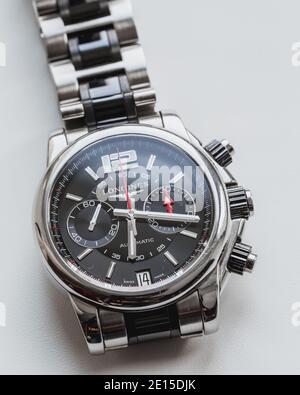 Minsk, Bélarus – 22 octobre 2020 : montre Swiss Longines Premium gros plan dans un emballage - chronomètre de poignet mâle - cadeau d'anniversaire Banque D'Images