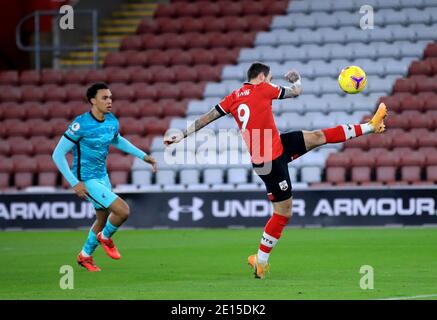 Danny ings de Southampton (à droite) marque le premier but du match de sa partie lors du match de la Premier League au stade St Mary's, à Southampton. Banque D'Images