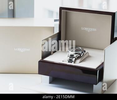 Minsk, Bélarus – 22 octobre 2020 : montre Swiss Longines Premium gros plan dans un emballage - chronomètre de poignet mâle - cadeau d'anniversaire Banque D'Images