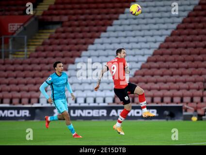 Danny ings de Southampton (à droite) marque le premier but du match de sa partie lors du match de la Premier League au stade St Mary's, à Southampton. Banque D'Images