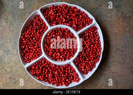 Baie de lingonberry sur une assiette blanche. Banque D'Images