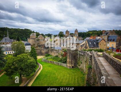 Fougéres, France, septembre 2020, vue sur le château de Fougéres par une journée de grand couvert Banque D'Images