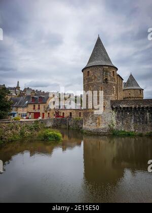 Fougéres, France, septembre 2020, vue sur le château de Fougéres par une journée de grand couvert Banque D'Images