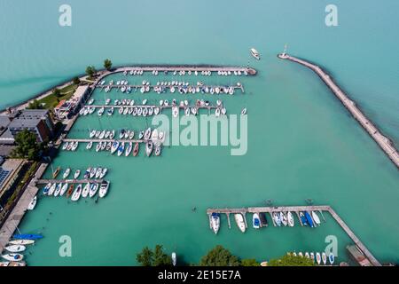 Vue aérienne des bateaux à Siofok, Hongrie Banque D'Images