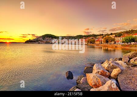 Le coucher du soleil à Limni sur l'île d'Evia, en Grèce Banque D'Images