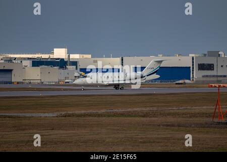 Montréal, Québec/ Canada - 11/29/2020 : Bombardier Challenger 650 débarque à Montréal après un vol d'essai. Banque D'Images