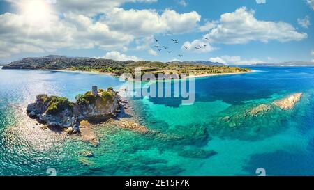 La petite île de Monastiri à la plage de Nisiotissa dans l'île d'Evia, Grèce Banque D'Images