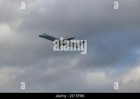 Montréal, Québec/ Canada - 11/29/2020 : Air Canada Express CRJ 200 décollage de l'aéroport international de Montréal Aéroport. Banque D'Images