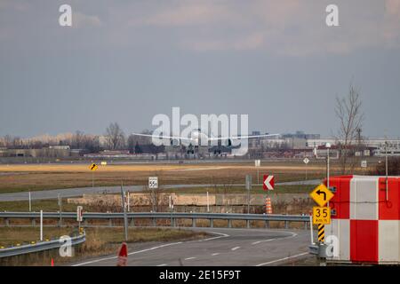 Montréal, Québec/ Canada - 11/29/2020 : Qatar A350 atterrissage à Montréal. Banque D'Images