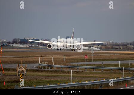 Montréal, Québec/ Canada - 11/29/2020 : Qatar A350 atterrissage à Montréal. Banque D'Images