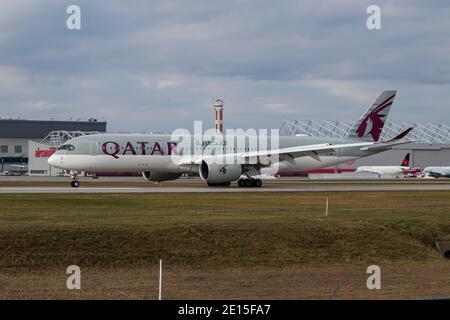 Montréal, Québec/ Canada - 11/29/2020 : Qatar A350 atterrissage à Montréal. Banque D'Images