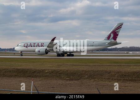 Montréal, Québec/ Canada - 11/29/2020 : Qatar A350 atterrissage à Montréal. Banque D'Images