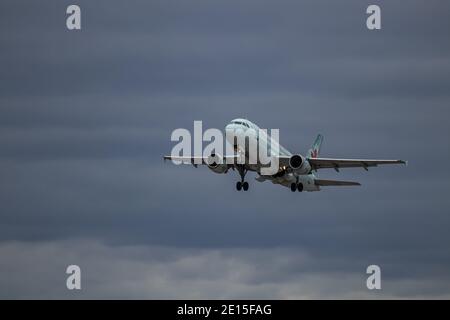 Montréal, Québec, Canada - 12-13-2020 : Embraer Express d'Air Canada E195 décollage de Montréal lors d'une soirée nuageux. Banque D'Images