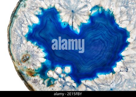 Montagnes russes Azure Blue Agate conçues par Anna Rabinowicz de RabLabs photographié sur fond blanc Banque D'Images