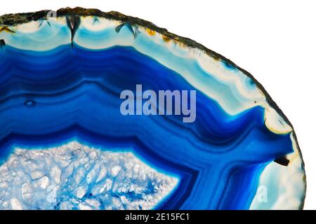 Montagnes russes Azure Blue Agate conçues par Anna Rabinowicz de RabLabs photographié sur fond blanc Banque D'Images