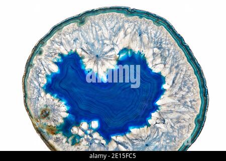 Montagnes russes Azure Blue Agate conçues par Anna Rabinowicz de RabLabs photographié sur fond blanc Banque D'Images