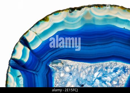 Montagnes russes Azure Blue Agate conçues par Anna Rabinowicz de RabLabs photographié sur fond blanc Banque D'Images