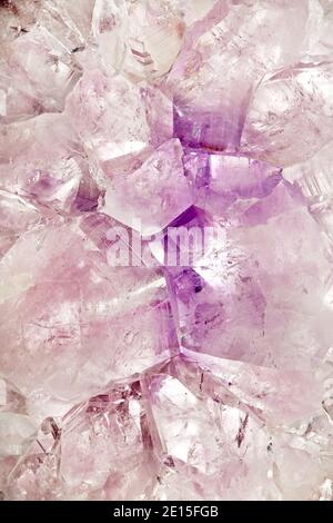 Un produit d'agate violet RabLabs photographié à haute résolution sur un arrière-plan blanc Banque D'Images