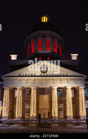 Marche Bonsecours dans le Vieux-Montréal la nuit illuminée de noël s'allume en hiver avec un peu de neige Banque D'Images