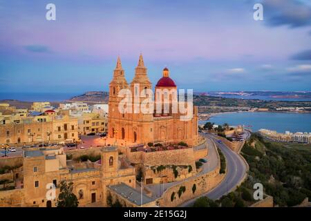 Église paroissiale de Mellieha au lever du soleil, prise en novembre 2020, post-traitée par bracketing d'exposition Banque D'Images