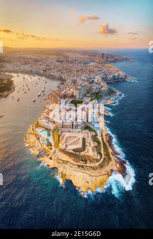 La Valette, Malte au coucher du soleil, prise en novembre 2020, a été post-traitée en utilisant le bracketing de l'exposition Banque D'Images