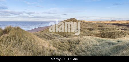 Un panorama multi image du sable couvert d'herbe de Marram Dunes longeant la côte à Formby en direction de Southport (à droite) Et Blackpool (à gauche) dans t Banque D'Images