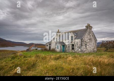 Île de Lewis, Hébrides extérieures Écosse : maison isolée abandonnée avec porte turquoise Banque D'Images