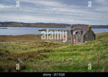 Île de Lewis, Outer Hebridies Ecosse : maison isolée abandonnée avec porte rose Banque D'Images