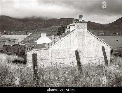 Île de Lewis et Harris, Écosse: Clôture et maisons de corft, Ardhasaig près de Tarbert Banque D'Images