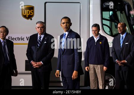 Le président américain Barack Obama visite un site d'expédition UPS à Landover, MD, et voit des véhicules des flottes propres D'AT&T, de PepsiCo, d'UPS et de Verizon, avant de faire des remarques aux employés de l'entreprise à Landover, Maryland, États-Unis, le 01 2011 avril. Photo de Jim Lo Scalzo/EPA/ABACAPRESS.COM Banque D'Images