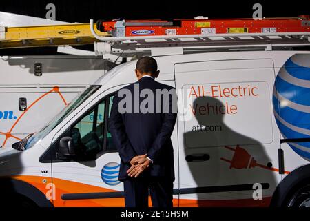 Le président américain Barack Obama visite un site d'expédition UPS à Landover, MD, et voit des véhicules des flottes propres D'AT&T, de PepsiCo, d'UPS et de Verizon, avant de faire des remarques aux employés de l'entreprise à Landover, Maryland, États-Unis, le 01 2011 avril. Photo de Jim Lo Scalzo/EPA/ABACAPRESS.COM Banque D'Images